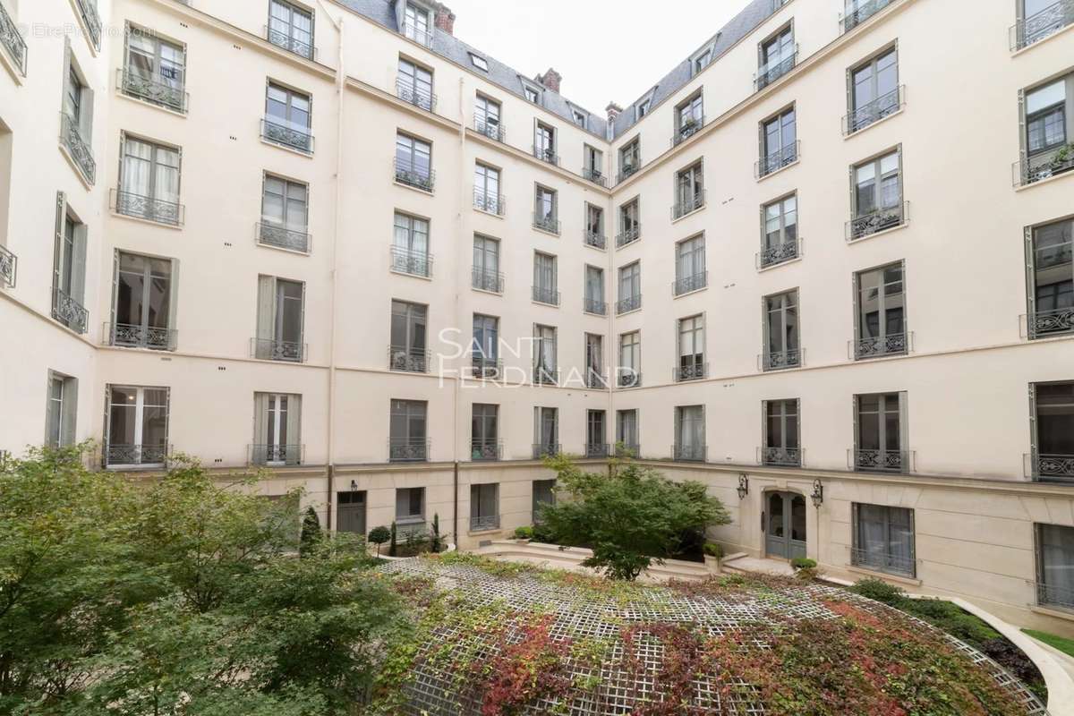 Appartement à PARIS-17E