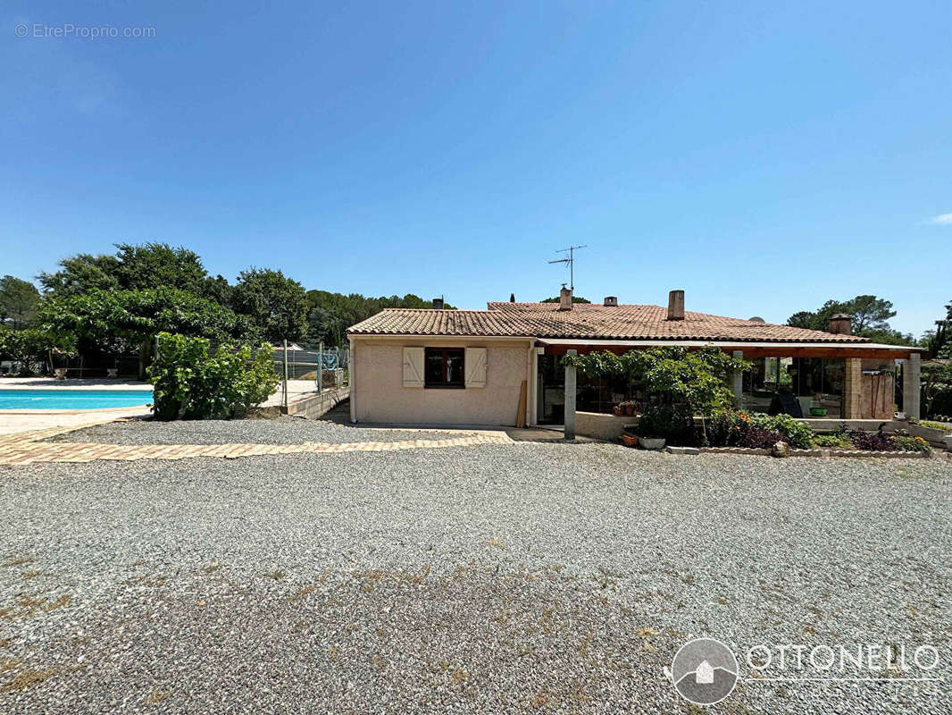 Maison à ROQUEBRUNE-SUR-ARGENS