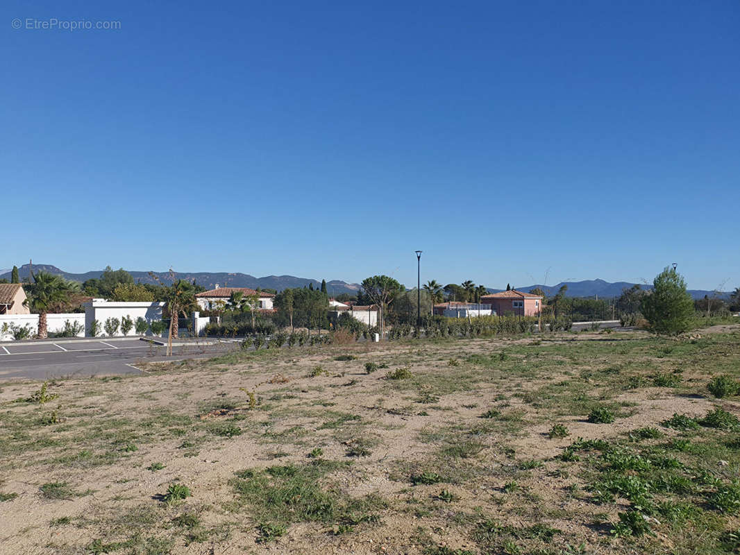 Terrain à ROQUEBRUNE-SUR-ARGENS