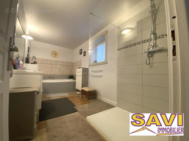 Sale de bain avec baignoir et douche Italienne - Maison à PERS-EN-GATINAIS