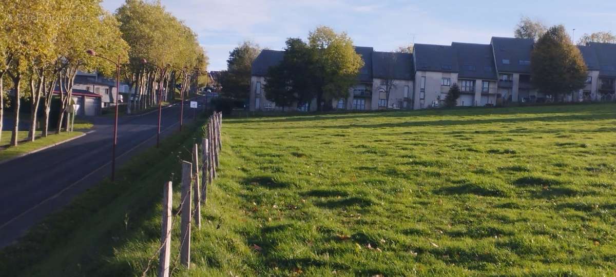 Terrain à MAURIAC