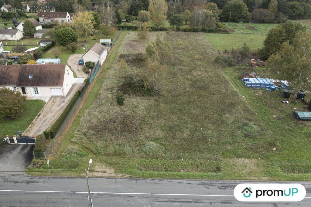 Terrain à LES BORDES