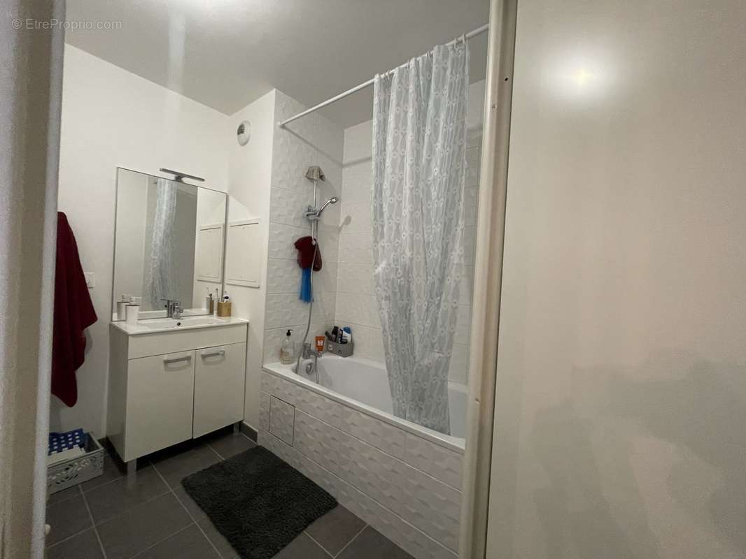 salle de bain  - Appartement à MONTIGNY-LE-BRETONNEUX