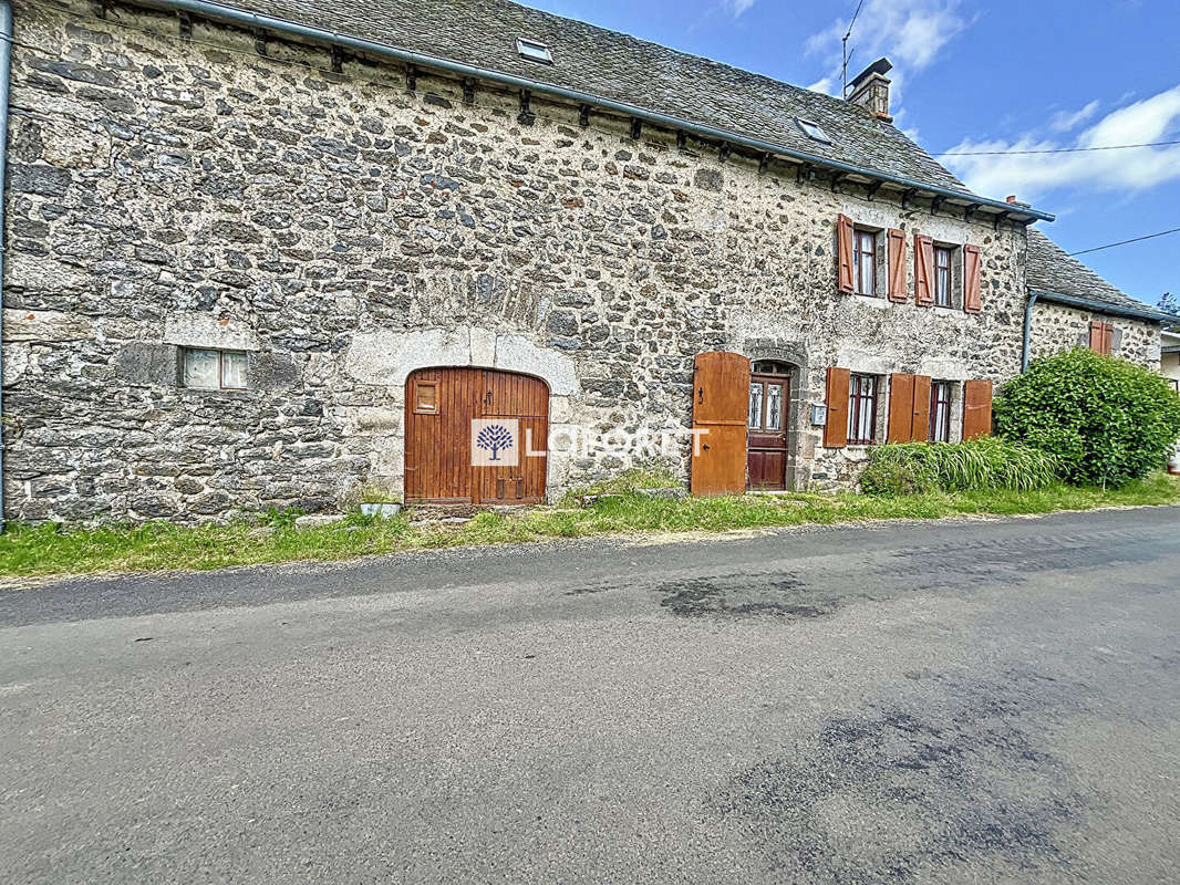 Maison à SAINTE-GENEVIEVE-SUR-ARGENCE