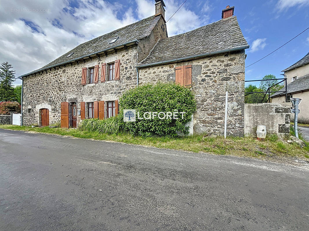 Maison à SAINTE-GENEVIEVE-SUR-ARGENCE