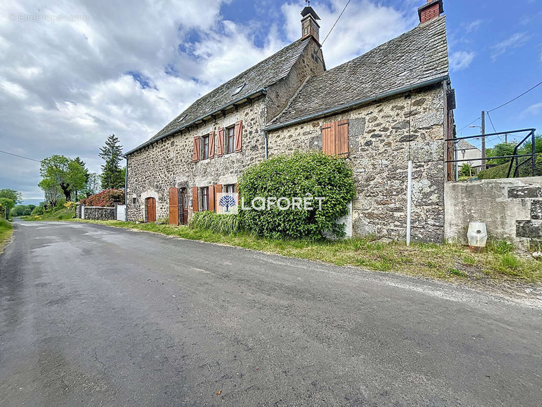 Maison à SAINTE-GENEVIEVE-SUR-ARGENCE