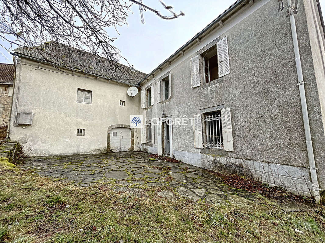 Maison à SAINTE-GENEVIEVE-SUR-ARGENCE