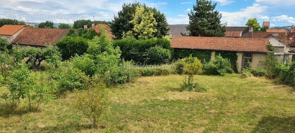 Terrain à BOURG-ET-COMIN