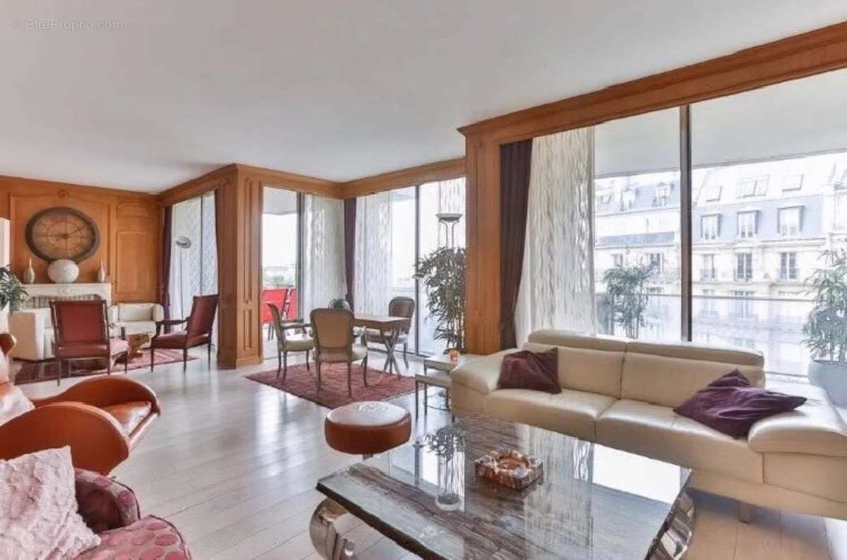 Appartement à PARIS-16E