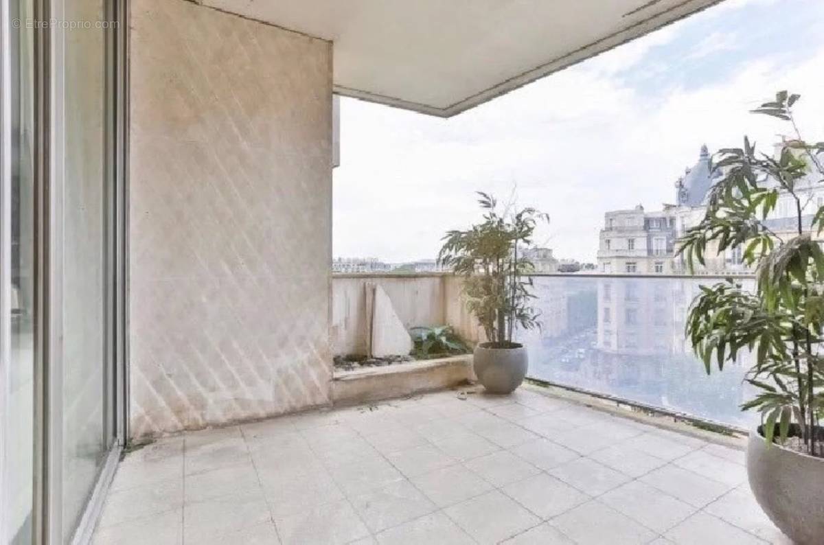 Appartement à PARIS-16E