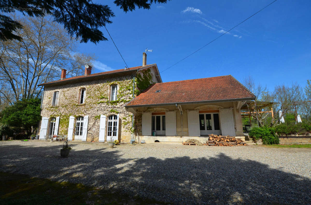 facade - Maison à MOUCHAN