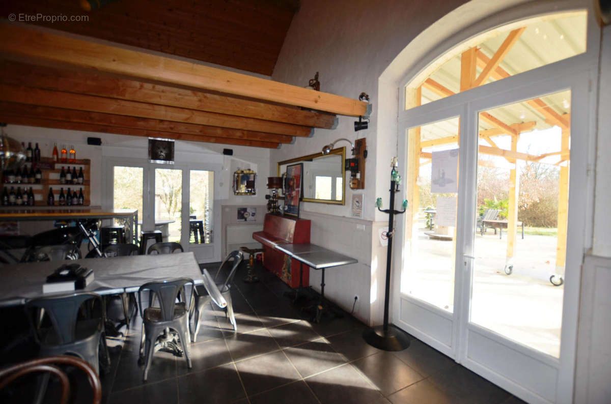 Salle du bar vers terrasse-Bar area terrace - Maison à MOUCHAN