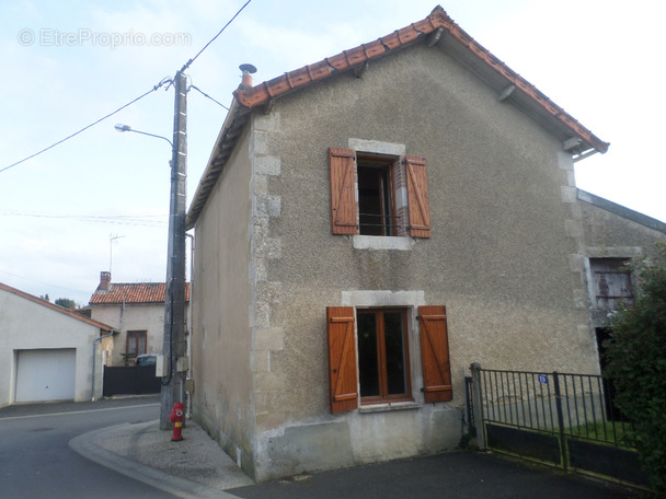 Maison à LUSSAC-LES-CHATEAUX