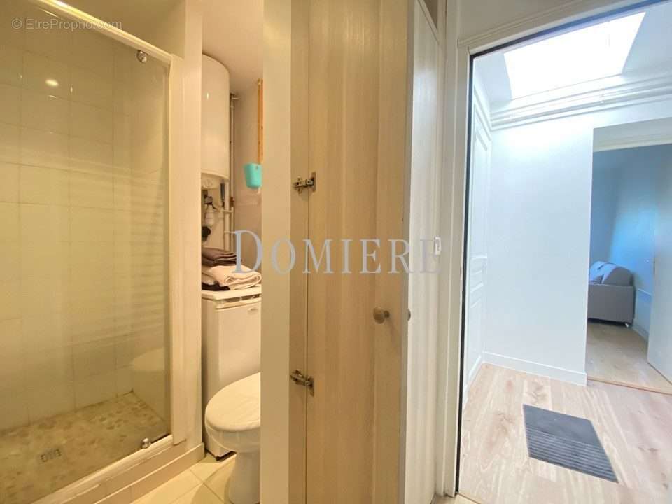 Buanderie/dressing - Appartement à PARIS-17E