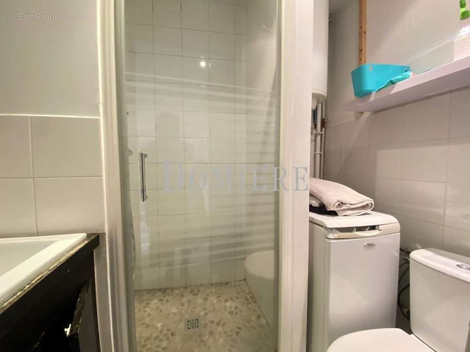 Salle d&#039;eau-WC - Appartement à PARIS-17E