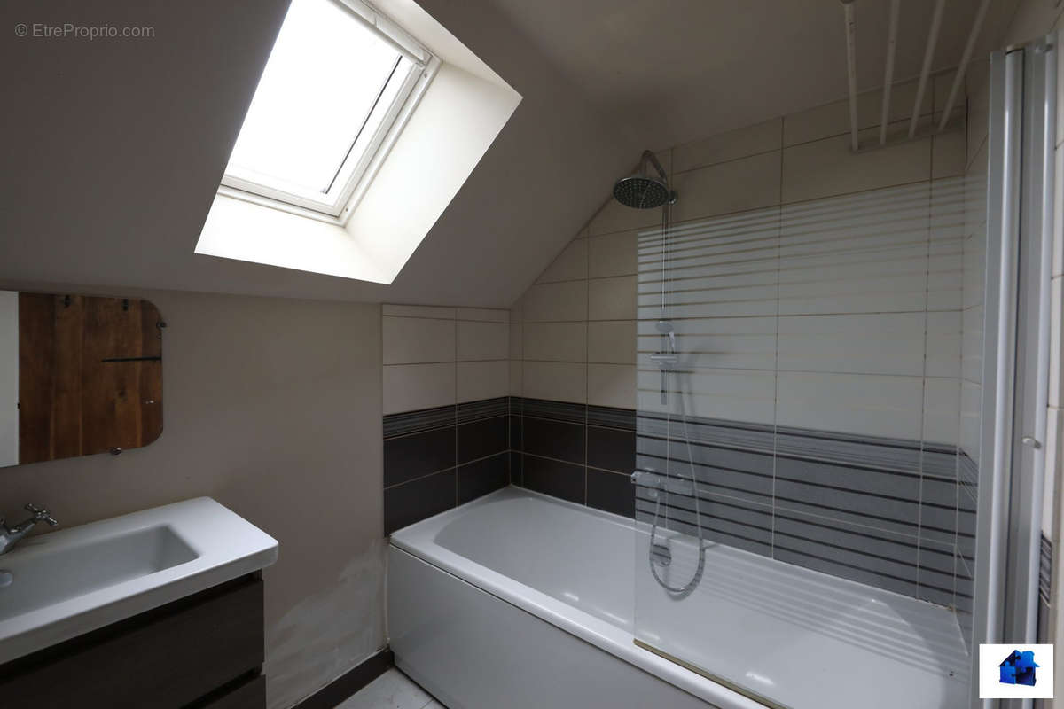 salle de bains avec toilettes - Maison à LE CHARME