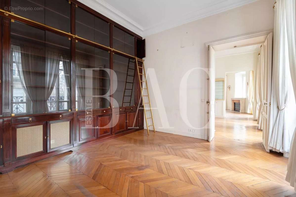 Appartement à PARIS-16E