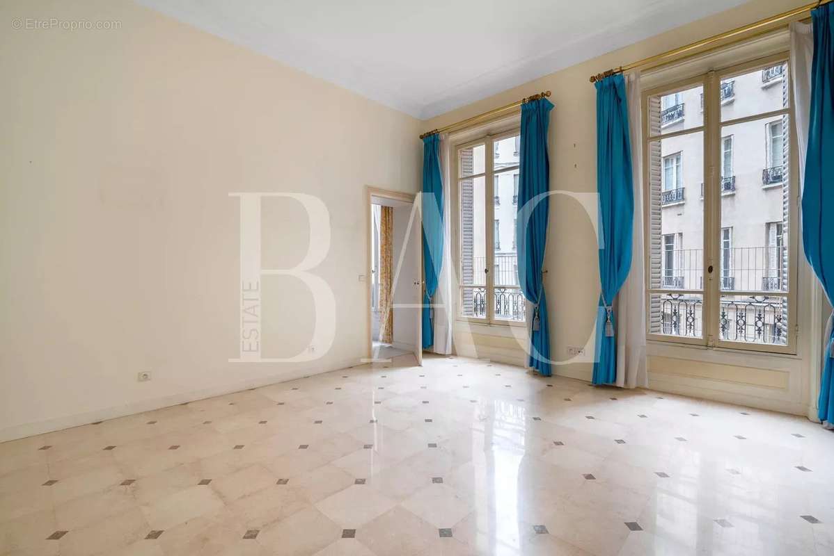 Appartement à PARIS-16E