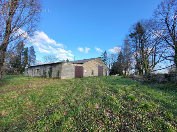 Appartement à SAINT-PRIEST-LES-FOUGERES