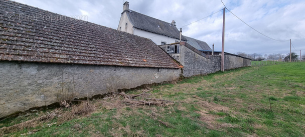 Maison à SAINTE-GENEVIEVE-SUR-ARGENCE