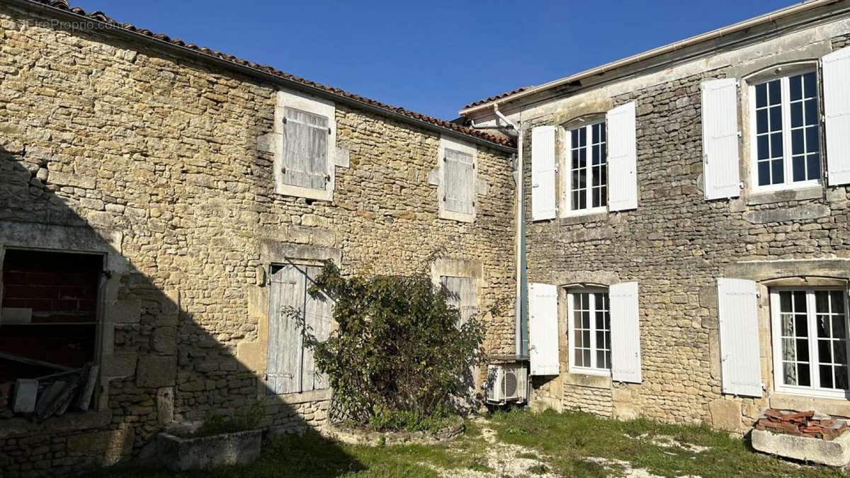 Dépendances et façade - Maison à SURGERES