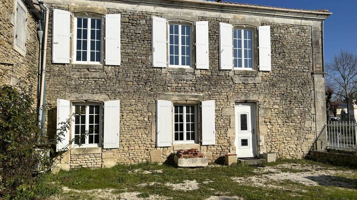 Façade sud ouest - Maison à SURGERES