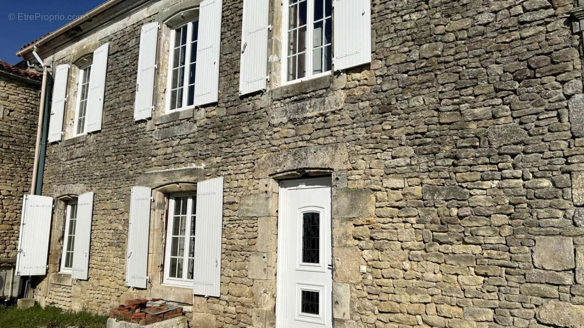 Façade sud ouest - Maison à SURGERES