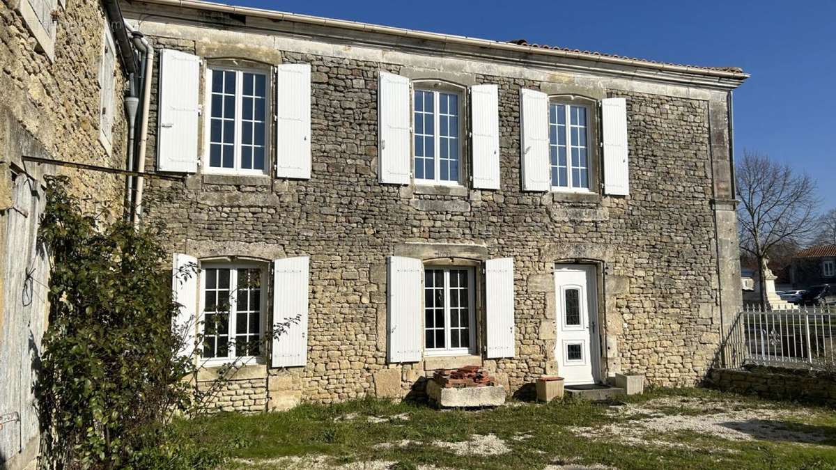 Façade sud ouest - Maison à SURGERES