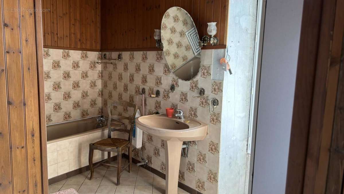 Salle de bain 1er - Maison à SURGERES