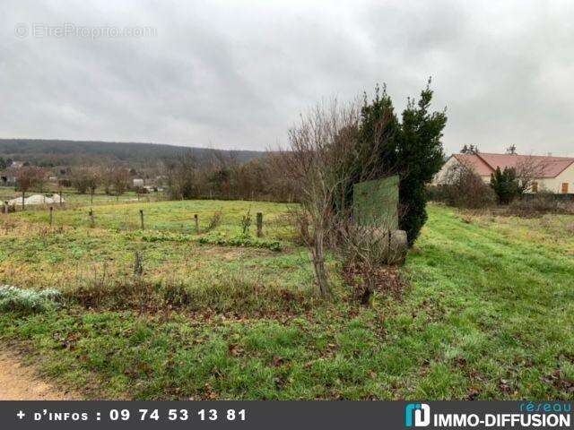 Terrain à SAINT-AMAND-MONTROND