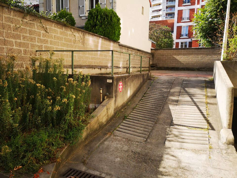 Parking à COURBEVOIE