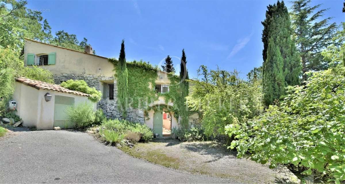 Maison à CHATEAUNEUF-GRASSE