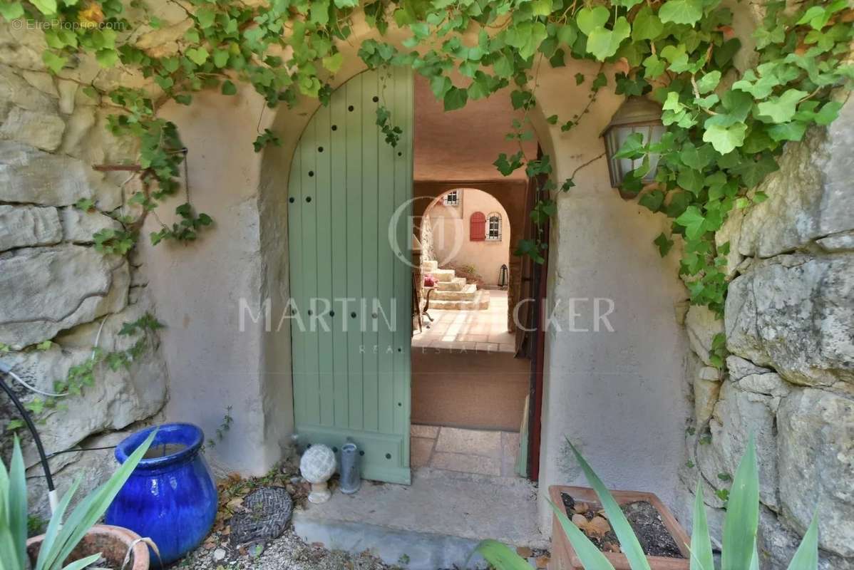 Maison à CHATEAUNEUF-GRASSE