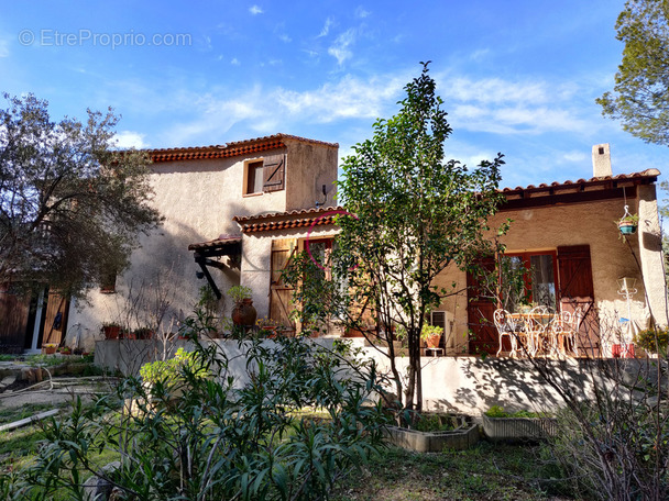 Maison à VENTABREN