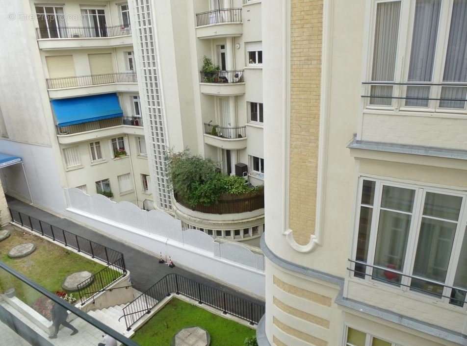 Appartement à PARIS-16E