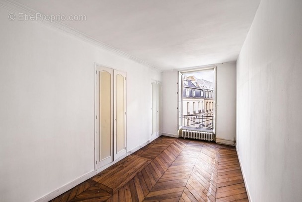 Appartement à PARIS-1E