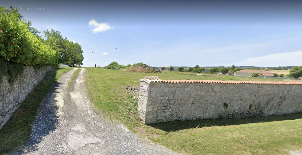 Maison à VILLEBOIS-LAVALETTE