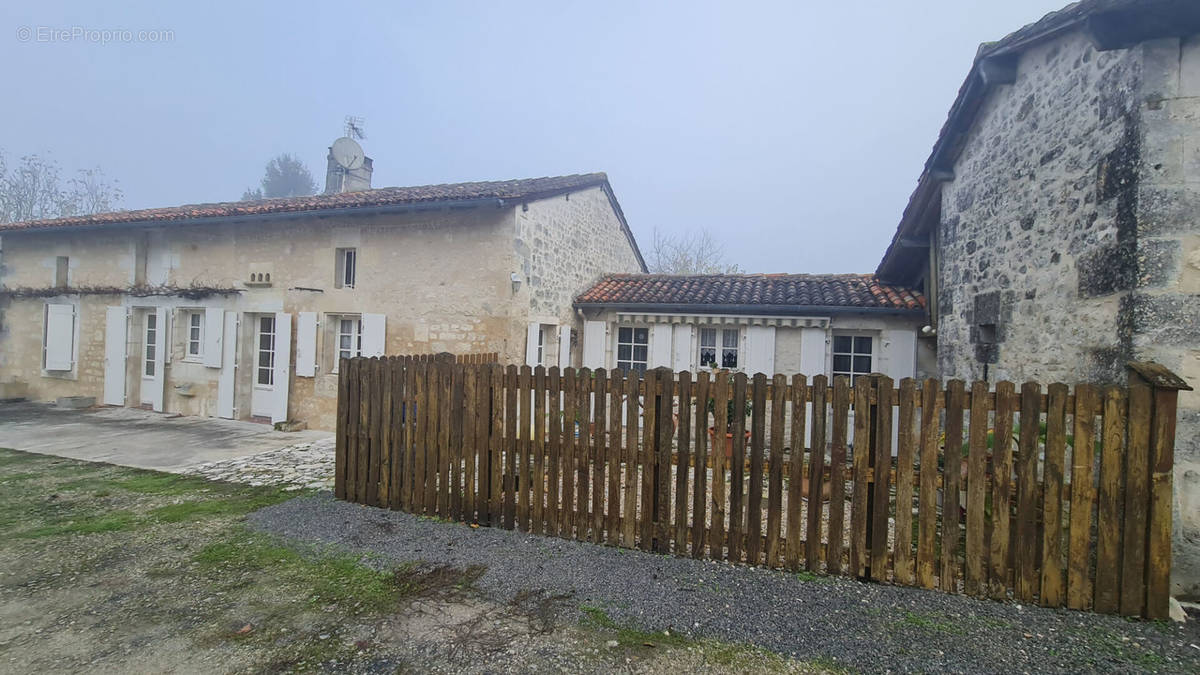 Maison à VILLEBOIS-LAVALETTE