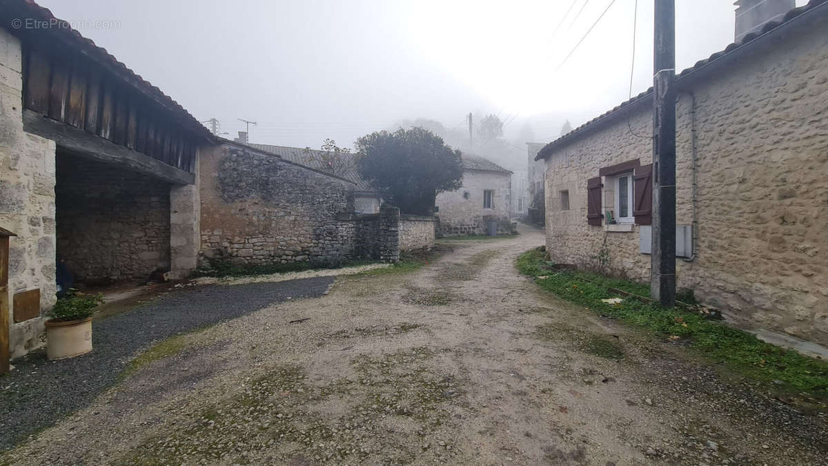 Maison à VILLEBOIS-LAVALETTE