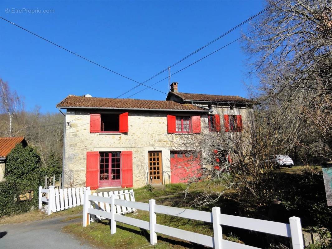 Maison à CHAMPAGNAC-DE-BELAIR