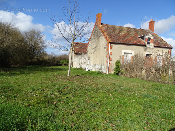 Maison à SAINT-HILAIRE-EN-LIGNIERES