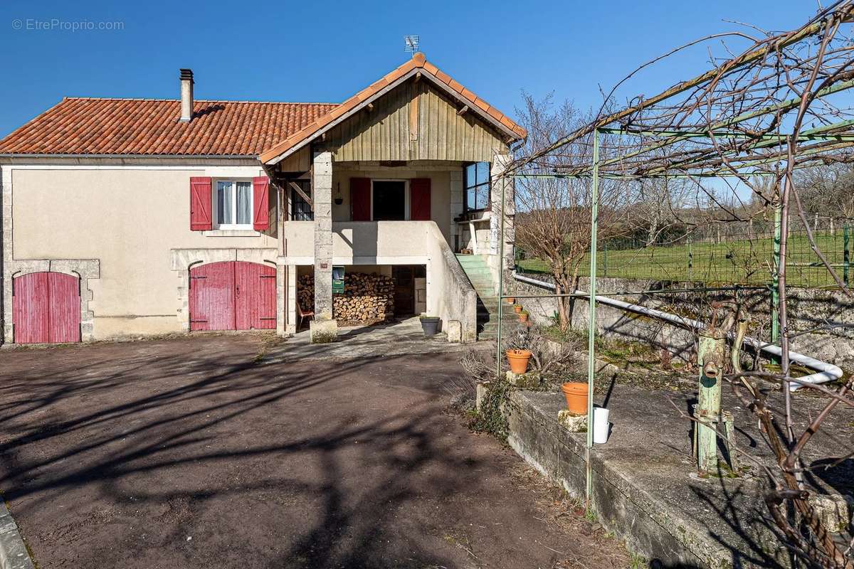 Maison à LEGUILLAC-DE-CERCLES