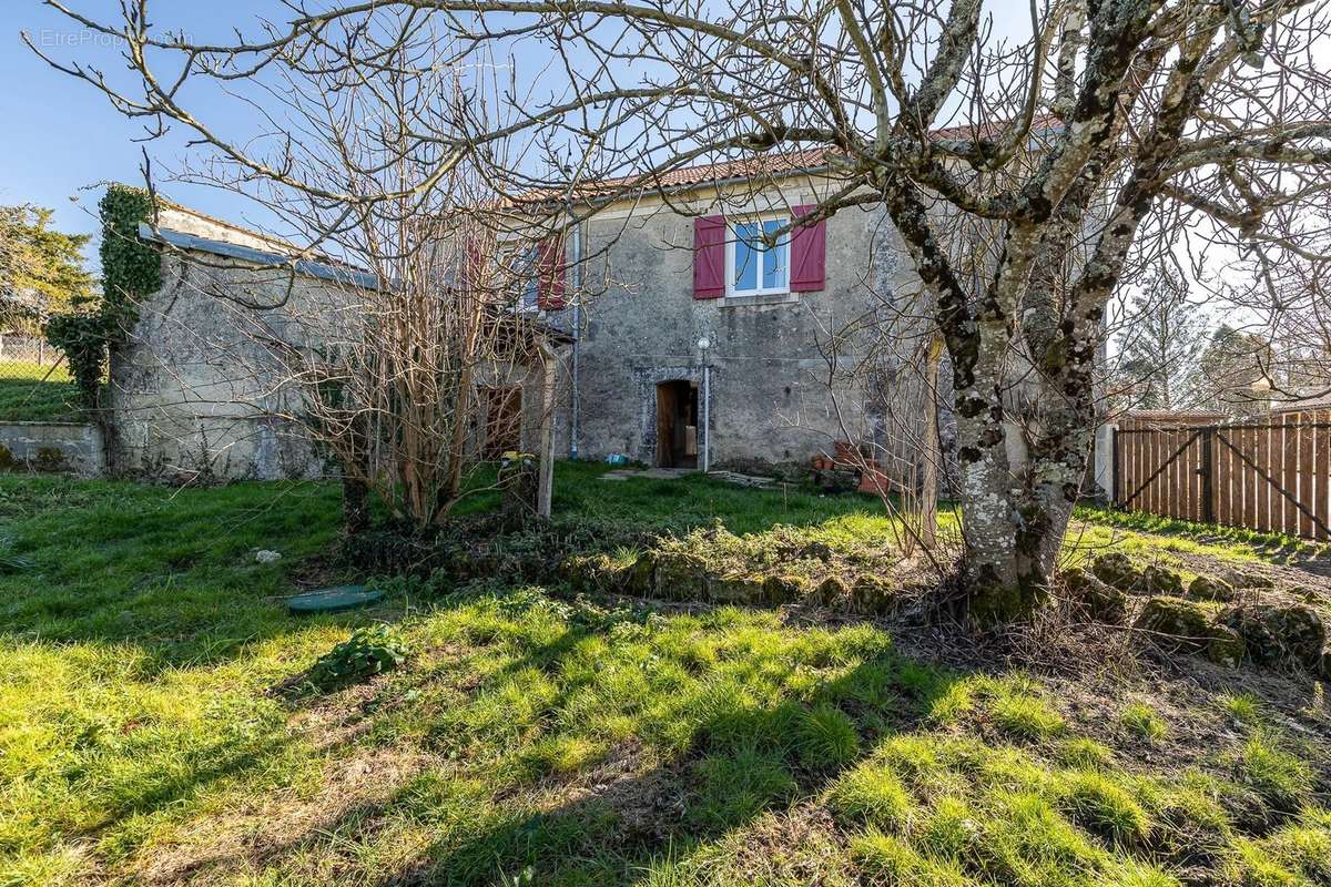 Maison à LEGUILLAC-DE-CERCLES