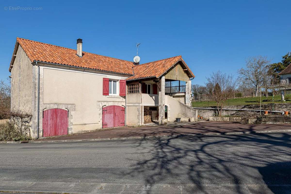 Maison à LEGUILLAC-DE-CERCLES