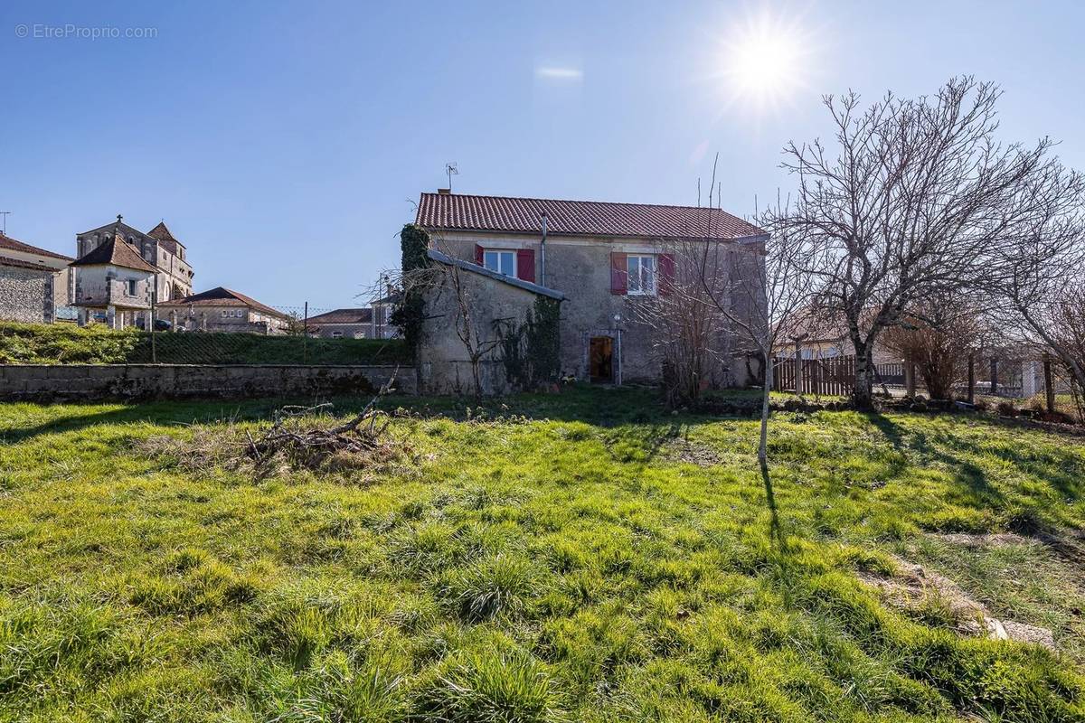 Maison à LEGUILLAC-DE-CERCLES