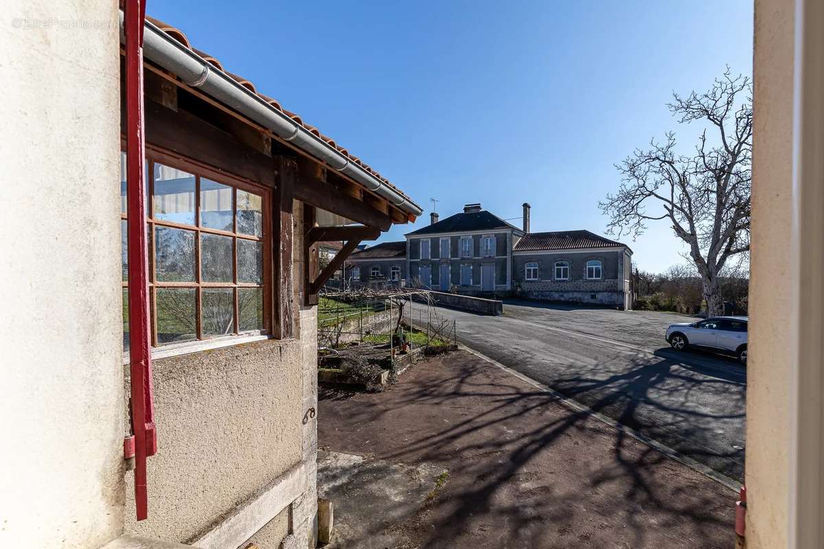 Maison à LEGUILLAC-DE-CERCLES