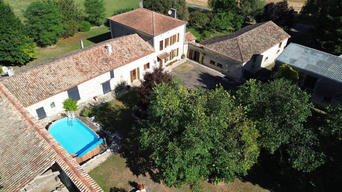 Maison à VILLEBOIS-LAVALETTE