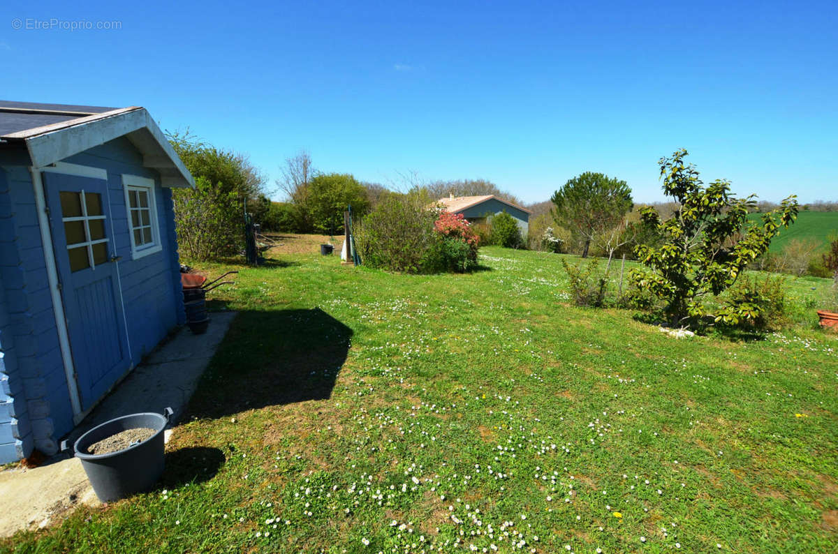 Abri-shed vers potager-towards vegetable plot - Maison à JEGUN