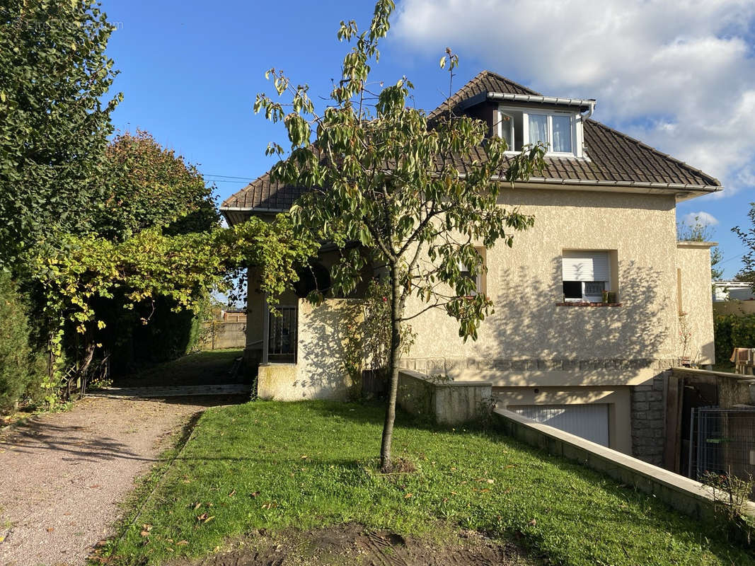 Maison à SAINT-ETIENNE-DU-ROUVRAY