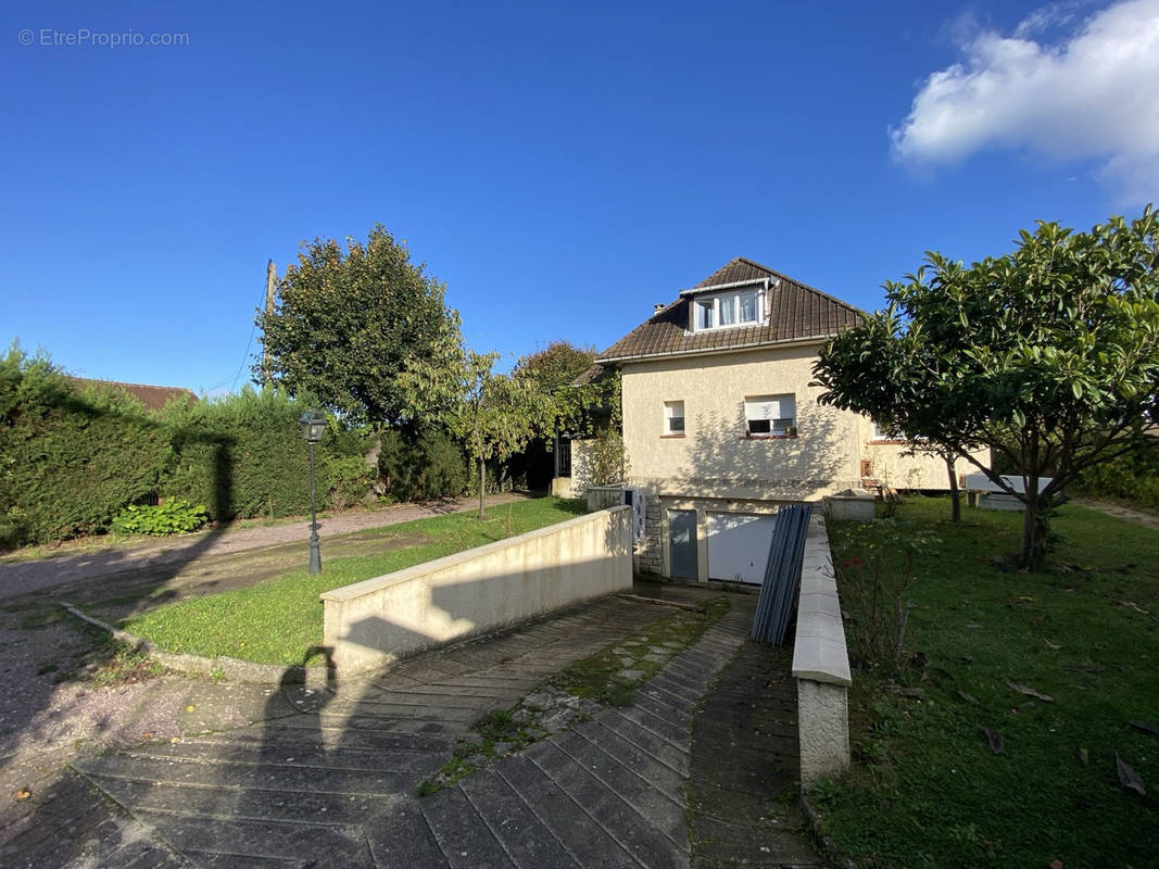 Maison à SAINT-ETIENNE-DU-ROUVRAY